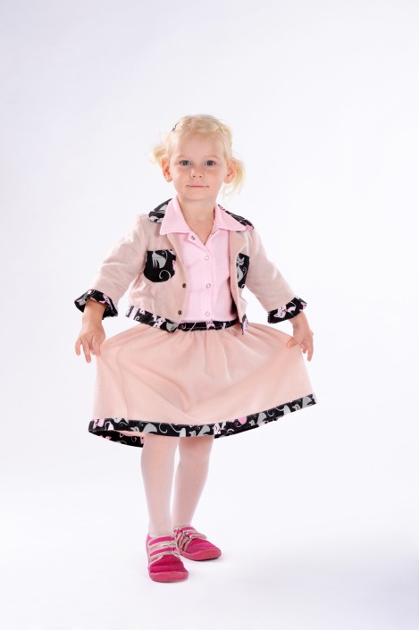 Produktová oděvní fotografie. módní fotografie , dětský foto model focení oblečení pro děti